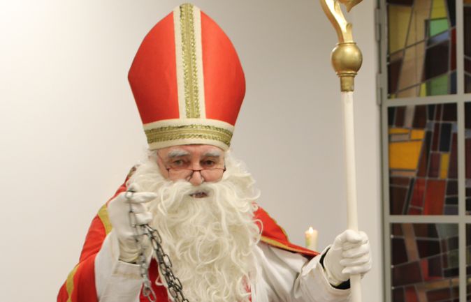 Heiliger Nikolaus mit Bischofsstab und Glockenkette besucht Senioren