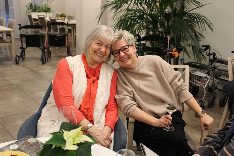 Zwei Damen bei der Weinprobe
