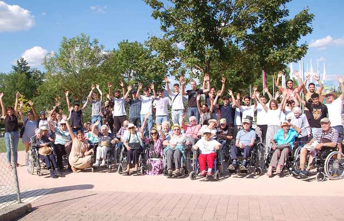 Seniorinnen und Senioren in Rollstühlen mit Betreuenden bei Gartenschau Eppingen