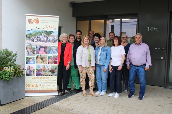 Vorstand des Fördervereins St. Vinzenz Neckarsulm vor Eingang neben Banner