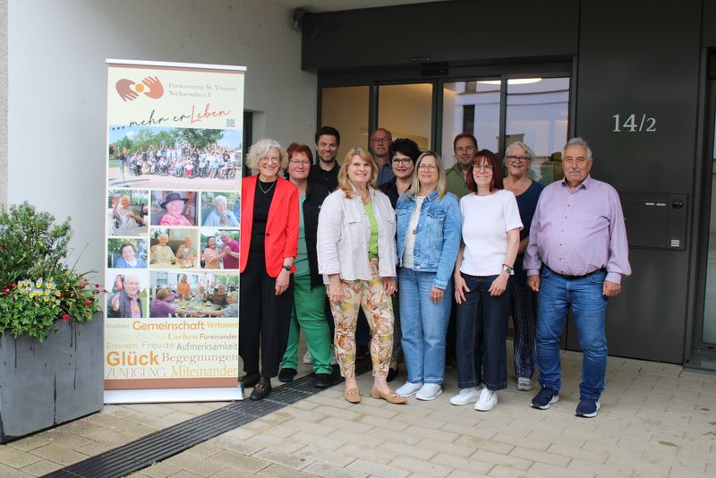 Vorstand des Fördervereins St. Vinzenz Neckarsulm vor Eingang neben Banner
