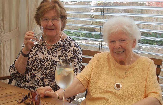 Zwei Seniorinnen lächelnd beim Ausflug ins Ruth-Lis Hofcafé