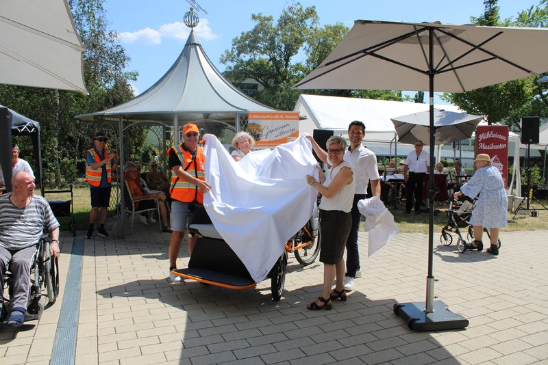 Enthüllung einer E-Rikscha beim Sommerfest des Fördervereins St. Vinzenz